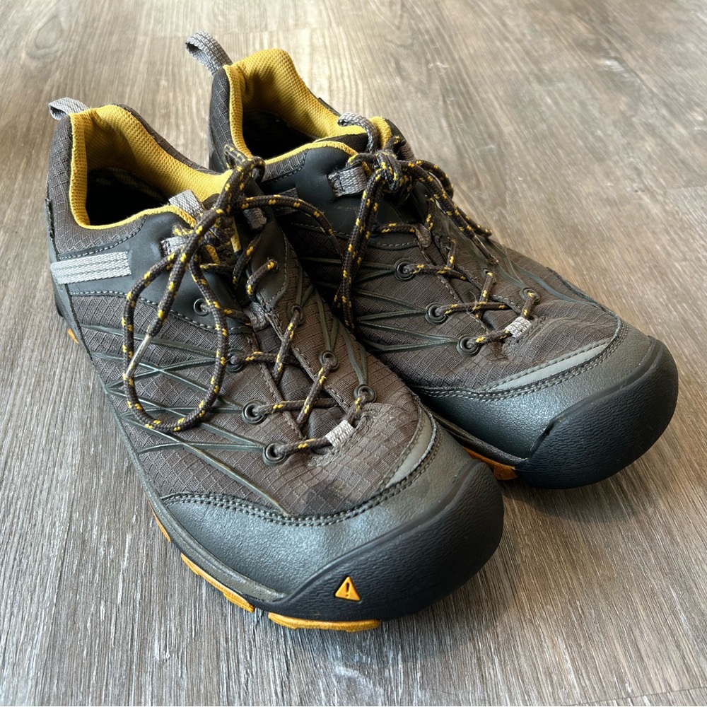 Keen mens sneakers size 10